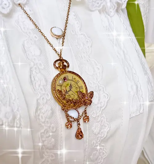 アクシーズファムの時計と蝶のネックレス